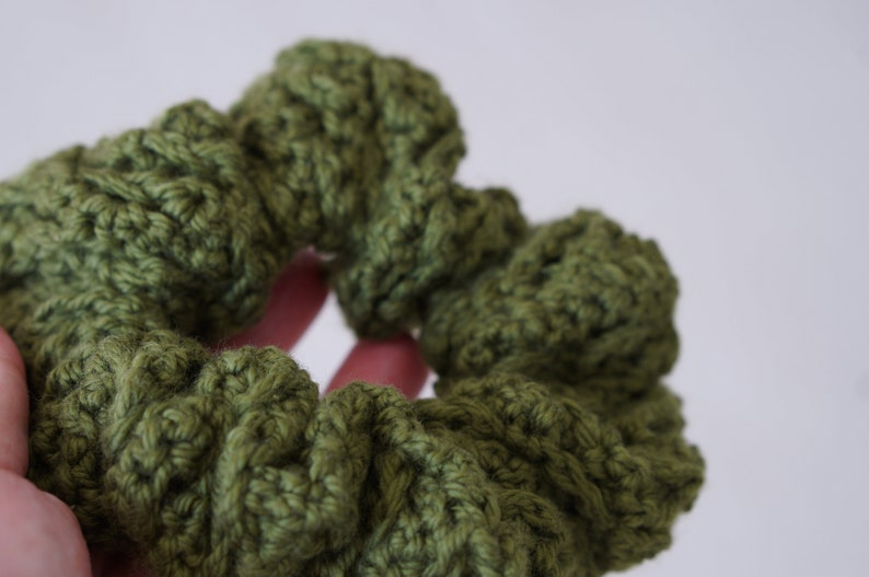 The cross stitch scrunchie crochet pattern image 4