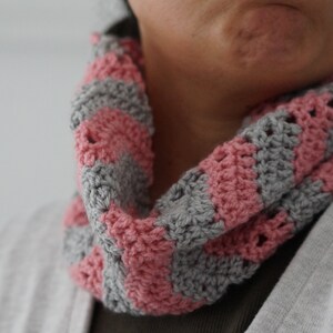 Wave stitch neck warmer crochet pattern image 2