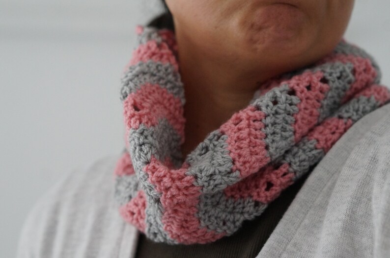 Wave stitch neck warmer crochet pattern image 2