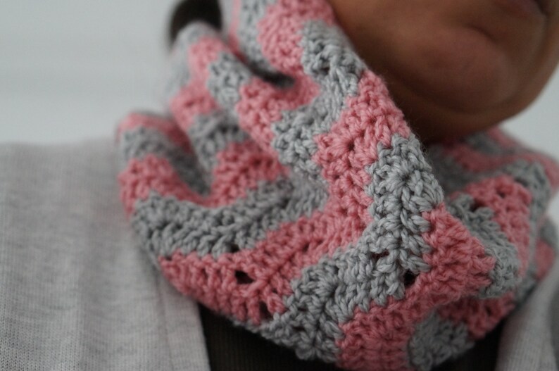 Wave stitch neck warmer crochet pattern image 3