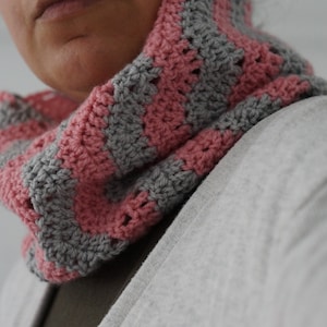 Wave stitch neck warmer crochet pattern image 1