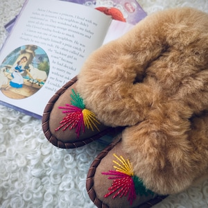 Follkee HANDMADE EMBROIDERED Slippers Sheep Skin Wool Lined US5 Kids&#39;s Size