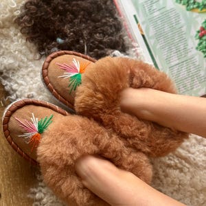 Follkee HANDMADE EMBROIDERED Slippers Sheep Skin Wool Lined US4 Kids&#39;s Size