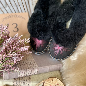 Follkee US8 Womens HANDMADE EMBROIDERED Slippers Sheep Skin Wool Lined