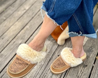 Pantuflas de piel de oveja con estampado de leopardo Follkee / Zapatillas de casa de lana sostenible