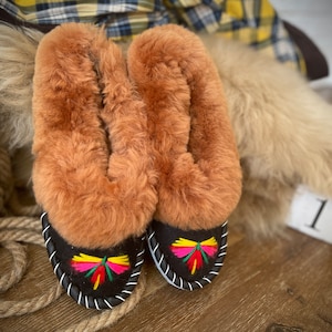 Follkee US8 Womens HANDMADE EMBROIDERED Slippers Sheep Skin Wool Lined