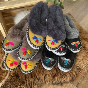 Follkee US9 - 9.5 Women&#39;s Size HANDMADE EMBROIDERED Slippers Sheep Skin Wool Lined