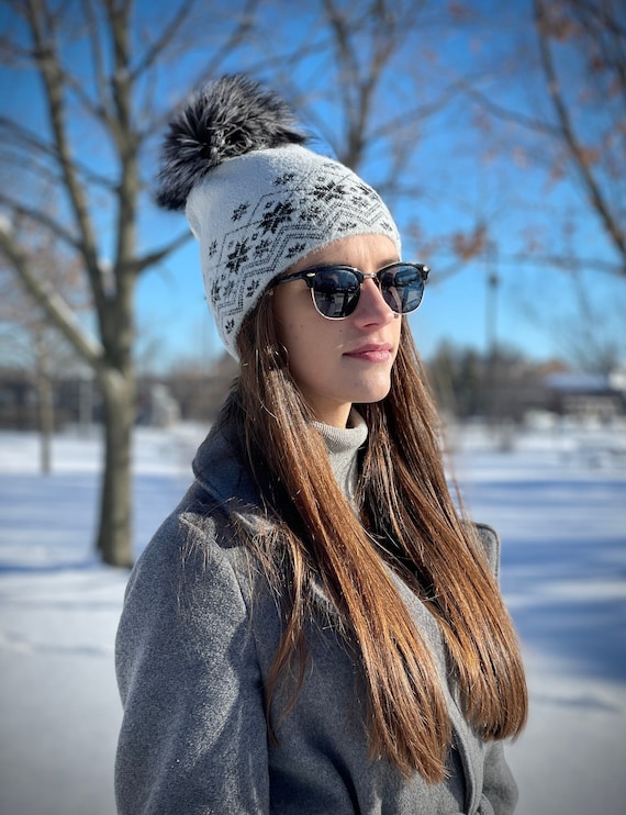Natural Fluffy Pompom Women display picture 1