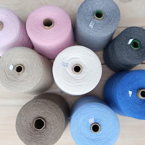 Kaschmirgarn 100% direkt aus der Mongolei Fabrik auf Kone, superweiches Kaschmir für Maschinen- und Handstricken hergestellt 2025, Preis für 50 g.