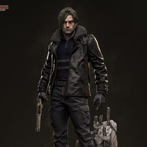 Może przedstawiać: Szczegółowa figurka mężczyzny w czarnej skórzanej kurtce z futrzanym kołnierzem, czarnych spodniach i rękawicach, trzymającego broń. Figurka stoi na kamiennej podstawie z gruzem. Przedmiot kolekcjonerski.