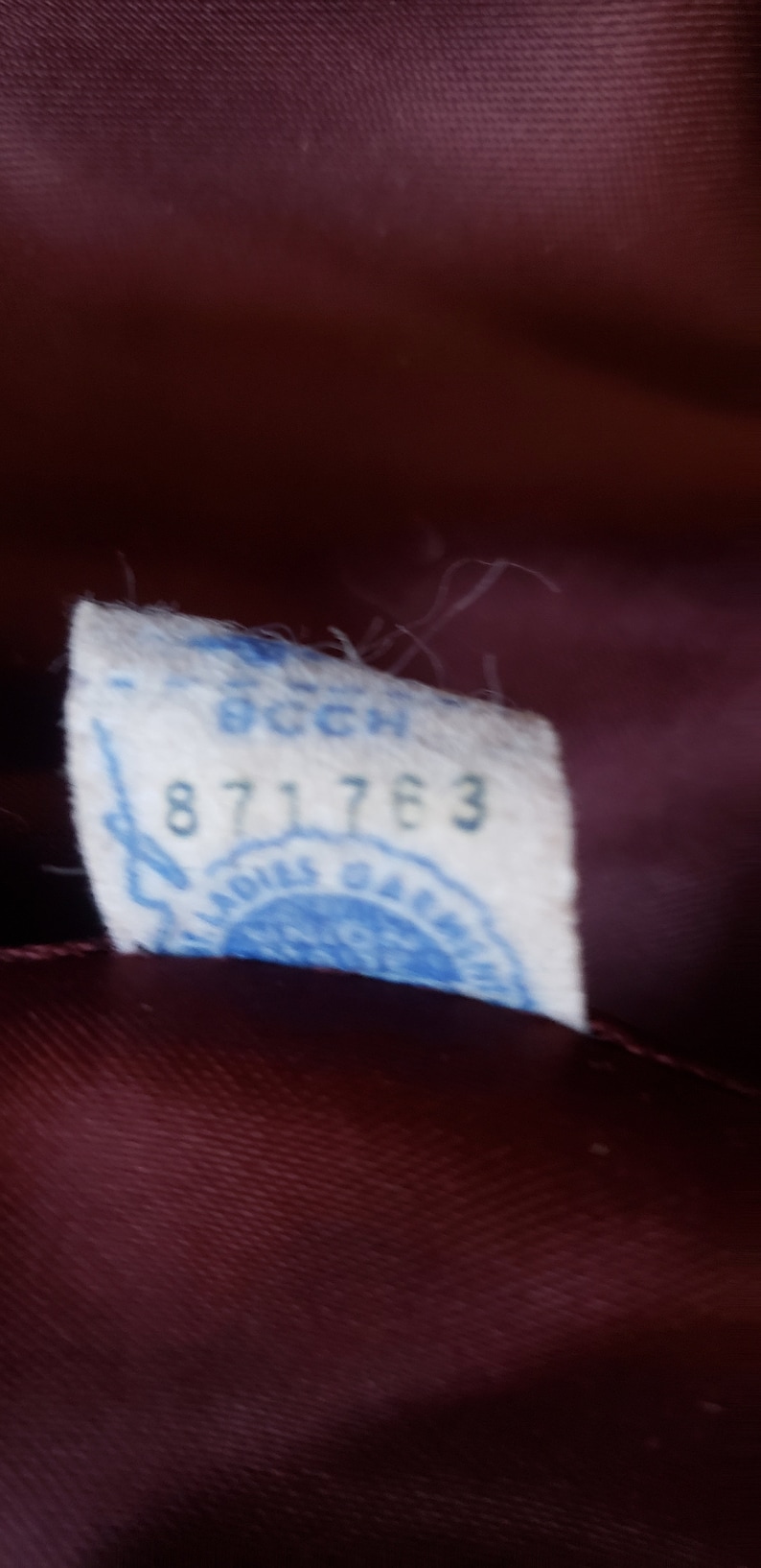 Puede incluir: Una etiqueta blanca con texto azul y un sello azul. La etiqueta tiene el texto "871763" y un sello azul con el texto "Louis Gallice Paris".