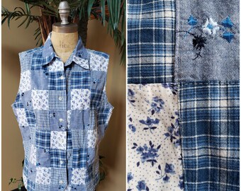 Puede incluir: Un chaleco sin mangas azul y blanco de patchwork con cierre de botones. El chaleco está hecho de diferentes telas, incluyendo cuadros, flores y azul sólido. El chaleco tiene cuello y está acolchado.
