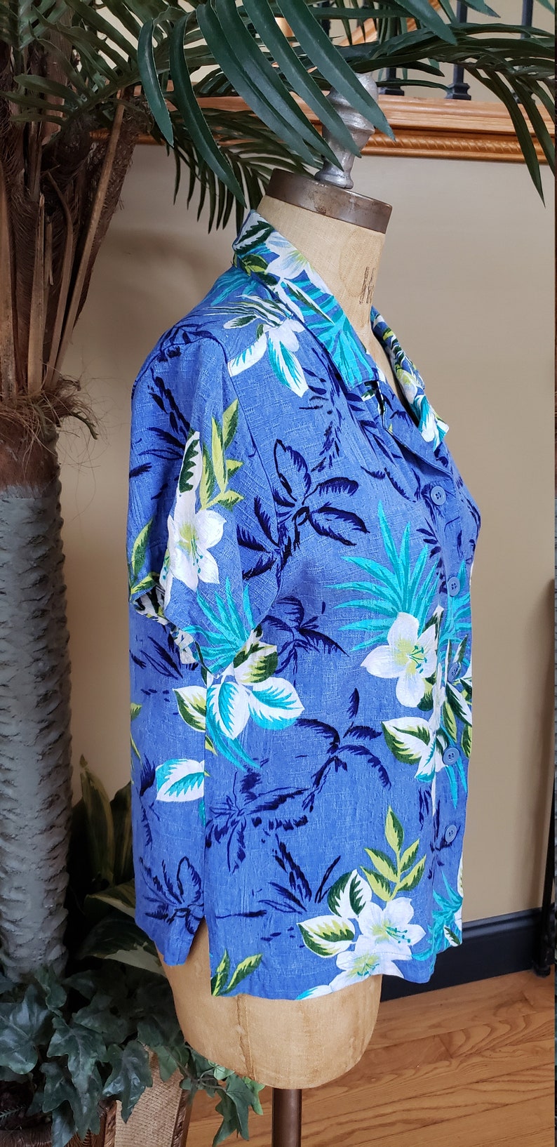 Vintage Womens HAWAIIAN Rayon Blue Green Floral Shirt_WHITE STAG_80's 90's_1980's 1990's_Cropped_Fits Medium_Comfy Cool image 3