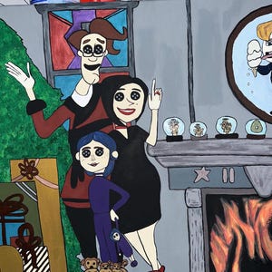 Op de afbeelding: Een kleurrijk schilderij toont een gezin in een woonkamer. Het gezin bestaat uit een vader, een moeder en een dochter. De dochter houdt een pop vast. Een kerstboom en cadeaus zijn op de achtergrond te zien. Een open haard met sneeuwbollen is ook zichtbaar.
