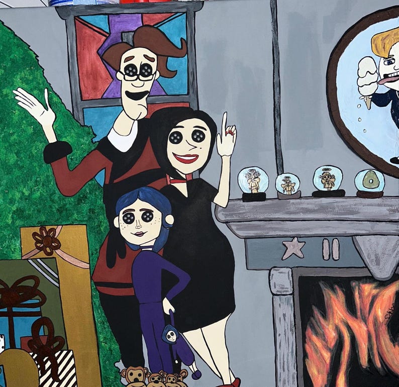 Op de afbeelding: Een kleurrijk schilderij toont een gezin in een woonkamer. Het gezin bestaat uit een vader, een moeder en een dochter. De dochter houdt een pop vast. Een kerstboom en cadeaus zijn op de achtergrond te zien. Een open haard met sneeuwbollen is ook zichtbaar.