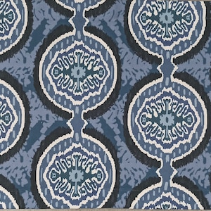 Puede incluir: Tela estampada en azul y blanco con un diseño repetitivo de círculos estilizados. La tela tiene un brillo sutil y una textura suave.