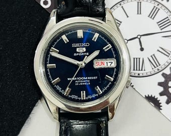 Vintage Seiko 5 Sports 100 m Automatik 23Jewels Blaues Zifferblatt Datum & Tag Armbanduhr / Kaliber Nr. 7S26 / Japan Made Uhr