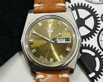 Vintage Seiko 5 Armbanduhr mit grauem Zifferblatt / Datum & Tag / Kaliber Nr. 7009 / Japan Made Uhr