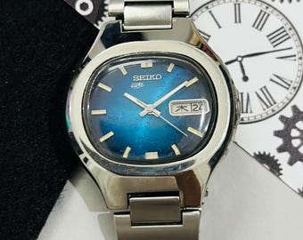 Vintage Seiko 5 Actus Automatik Blaues Zifferblatt Datum & Tag Armbanduhr / Kaliber Nr. 7019 / Japan Made Uhr
