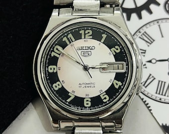 Vintage Seiko 5 Automatik weißes Zifferblatt 17Jewels Date & Day Armbanduhr / Kaliber Nr. 7009 / Japan Made Uhr