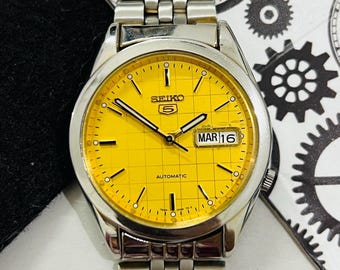Vintage Seiko 5 Armbanduhr mit Gelbem Zifferblatt / Datum & Tag / Kaliber Nr. 7S26 / Japan Made