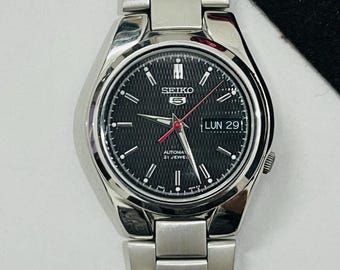 Vintage Seiko 5 Automatik Schwarzes Zifferblatt Japan Made Date & Day 21Jewels Herren Armbanduhr / Transparenter Gehäuseboden / Schwarzes Strukturtes Zifferblatt