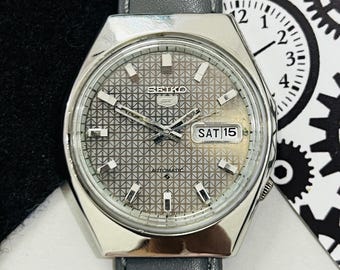 Vintage Seiko 5 automatisch grijs patroon wijzerplaat datum en dag polshorloge/kaliber nr. 6309/horloge gemaakt in Japan
