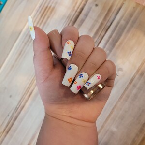 Nägel aufdrücken | Nagelkleber | Bunte Nägel | Personalisierte Nägel | Schlichte Nägel | Blumennägel | Erschwingliche Nägel | Glänzende Nägel