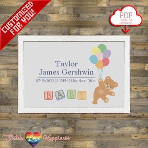 Op de afbeelding: Een kruissteekpatroon met een teddybeer die kleurrijke ballonnen vasthoudt, met de tekst "Taylor James Gershwin 07-18-2023 3:10PM | 8 lbs. 4oz. | 20 in. BABY" eronder. Het patroon is in wit ingelijst.