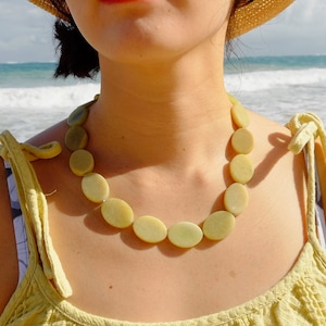 Collar de suéter grueso ovalado plano de jade verde oliva &quot;CHARTREUSE&quot; / Piedra preciosa con cuentas anudadas en seda / Gemas anudadas a mano / Cierre de perno relleno de oro de 14K