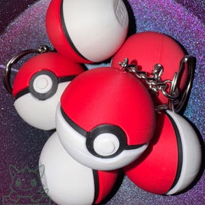 Classic Pokéball Keychain – Iconic Pokémon-Inspired Accessory for Fans & Gamers
