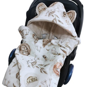Miękki, przytulny kocyk do fotelika samochodowego dla dziecka z kapturem - Woodland Animals Beige - idealny na wiosnę i lato - pasuje do 3-punktowych pasów bezpieczeństwa