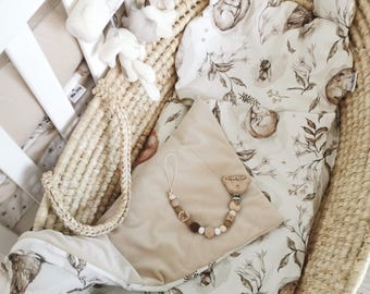 Conjunto de cama de berço feito à mão com animais da floresta bege | Roupa de cama para berço com enchimento hipoalergênico | Algodão reversível e veludo macio
