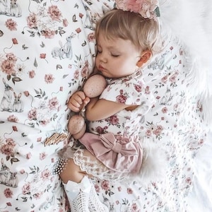 Sábana para bebé con diseño de conejitos: ropa de cama neutra de algodón ajustable para niños pequeños, ropa de cama suave y acogedora hecha a mano para cuna y moisés