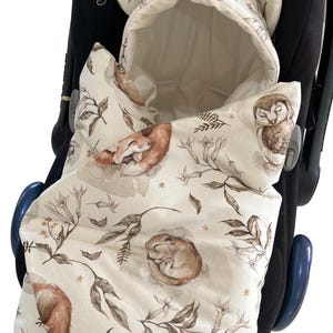 Miękki, przytulny kocyk do fotelika samochodowego dla dziecka z kapturem - Woodland Animals Beige - idealny na wiosnę i lato - pasuje do 3-punktowych pasów bezpieczeństwa
