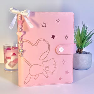 A5 Girly TKG Pokemon Fotokartenbinder | Mew Pokemon Theme, 6 Ring Organizer aus PU-Leder nachfüllbare Seiten. Schlüsselanhänger separat erhältlich