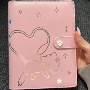 Carpeta fotográfica tamaño A5 de Pokémon TCG para chicas, temática de Pokémon Mew, organizador de 6 anillas, hojas rellenables de piel sintética. **Con pequeñas imperfecciones**