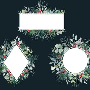 Op de afbeelding: Vier aquarel illustraties van kransen met witte frames. De kransen zijn gemaakt van groene bladeren, dennennaalden en rode bessen. De frames zijn rechthoekig, vierkant, rond en ruitvormig.