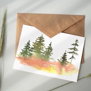 Op de afbeelding: Een aquarel schilderij van een bos sc&egrave;ne met groene bomen en een zonsondergang gekleurde achtergrond. Het schilderij is op een witte kaart en zit in een bruine envelop.