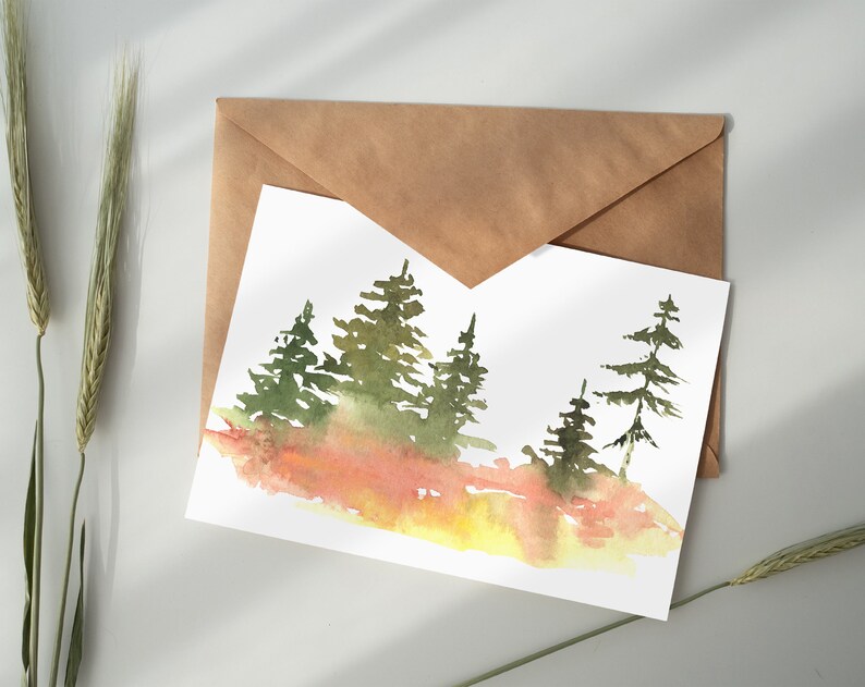 Op de afbeelding: Een aquarel schilderij van een bos sc&egrave;ne met groene bomen en een zonsondergang gekleurde achtergrond. Het schilderij is op een witte kaart en zit in een bruine envelop.