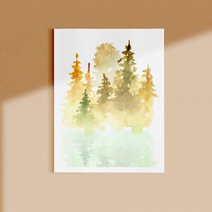 Op de afbeelding: Waterverf schilderij van een bos sc&egrave;ne met hoge bomen in tinten van groen, geel en bruin. De bomen zijn geschilderd in een losse, impressionistische stijl, met zachte randen en vloeiende lijnen. De achtergrond is lichtblauw, wat suggereert dat het een lucht of water is.