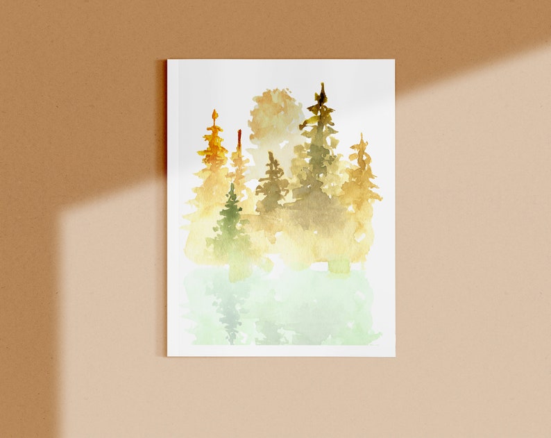 Op de afbeelding: Waterverf schilderij van een bos sc&egrave;ne met hoge bomen in tinten van groen, geel en bruin. De bomen zijn geschilderd in een losse, impressionistische stijl, met zachte randen en vloeiende lijnen. De achtergrond is lichtblauw, wat suggereert dat het een lucht of water is.