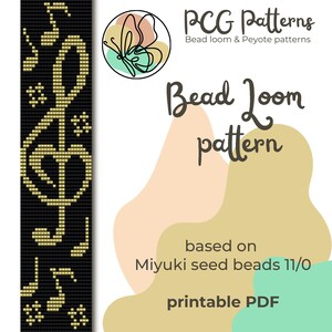 Op de afbeelding: Een printbaar kralenweefpatroon voor een treble clef-ontwerp, gebaseerd op Miyuki zaadkraaltjes maat 11/0. Het patroon is zwart en goud met een vlinderlogo op de achtergrond.