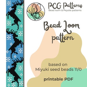 Könnte beinhalten: Ein Perlenwebmuster mit einem Rentier-Design mit Schneeflocken auf blauem und grünem Hintergrund. Das Muster basiert auf Miyuki-Perlen 11/0 und ist als druckbares PDF erhältlich.