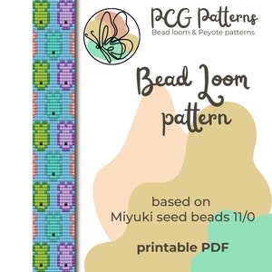 Pode incluir: Um padrão de tear de contas imprimível com um design repetitivo de flores verdes e roxas sobre um fundo azul. O padrão é baseado em contas de sementes Miyuki tamanho 11/0. A imagem também inclui o texto "PCG Patterns Bead loom & Peyote patterns" e "Bead Loom pattern".