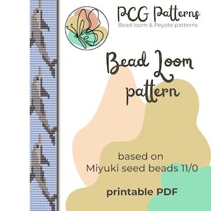 Op de afbeelding: Een afdrukbaar PDF-weefpatroon met de tekst "Bead Loom pattern" en "PCG Patterns". Het ontwerp is gebaseerd op Miyuki zaadkralen 11/0. De afbeelding bevat een dolfijn kralenpatroon in grijstinten en blauw.