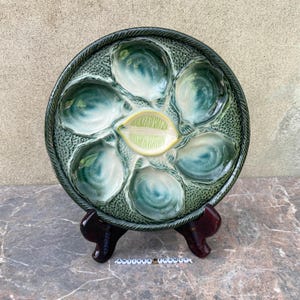 Saint Clément : assiette à Huitres ou coquillages, décor en relief de 6 Coquilles et le coeur réservé au demi-citron