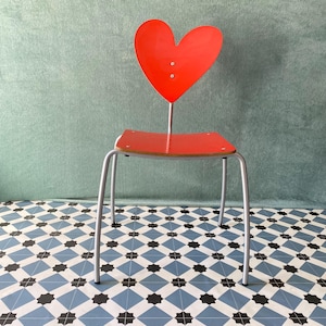 Agatha Ruiz de la Prada - Chaise contemporaine AMAT-3, décliner en 4 couleurs: sourire vert, fleur jaune, coeur rouge & nuage blanc