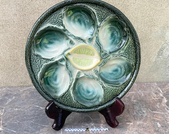 Saint Clément: Plato para ostras o mariscos, decorado con un relieve de 6 conchas y el centro reservado para medio limón.