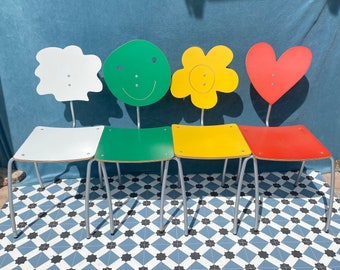 Lot de 4 chaises AMAT-3 pour Agatha Ruiz de la Prada - motif coeur rouge, sourire vert, fleur jaune et nuage blanc